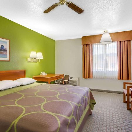 Motel Super 8 By Wyndham Price Exteriér fotografie