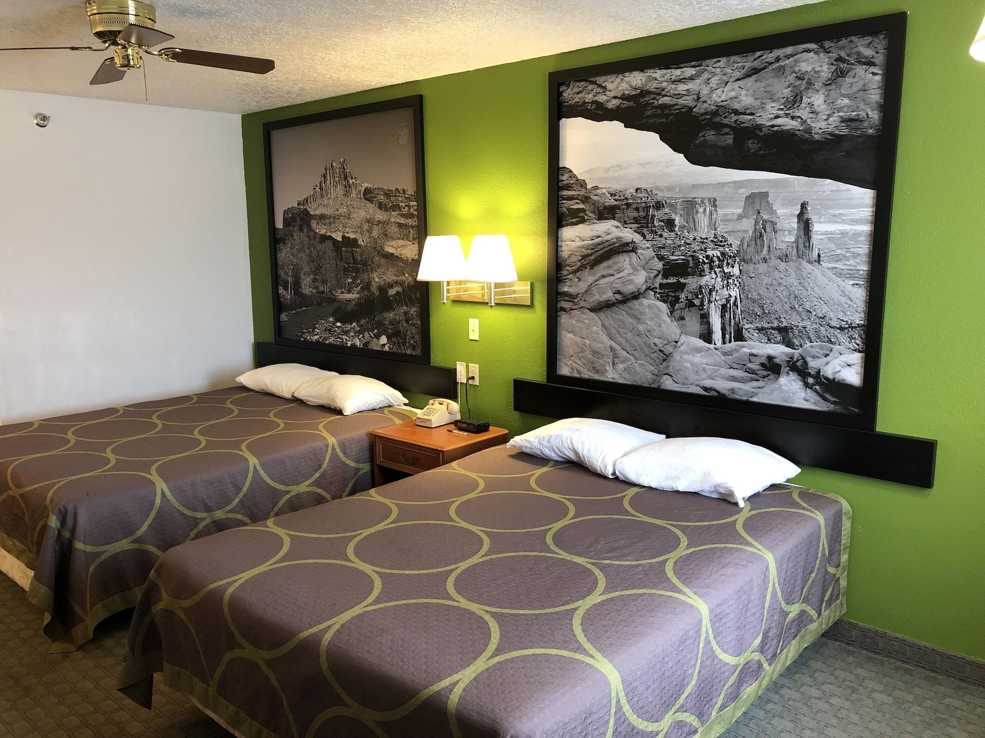 Motel Super 8 By Wyndham Price Exteriér fotografie