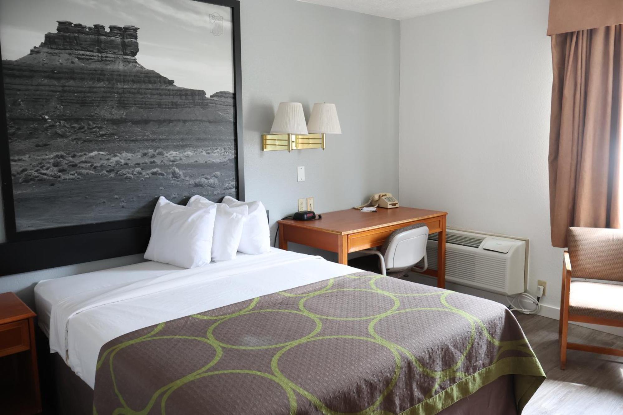 Motel Super 8 By Wyndham Price Exteriér fotografie