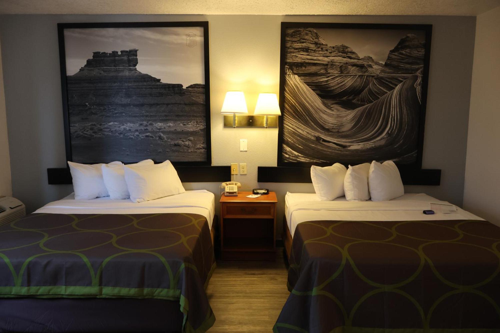 Motel Super 8 By Wyndham Price Exteriér fotografie