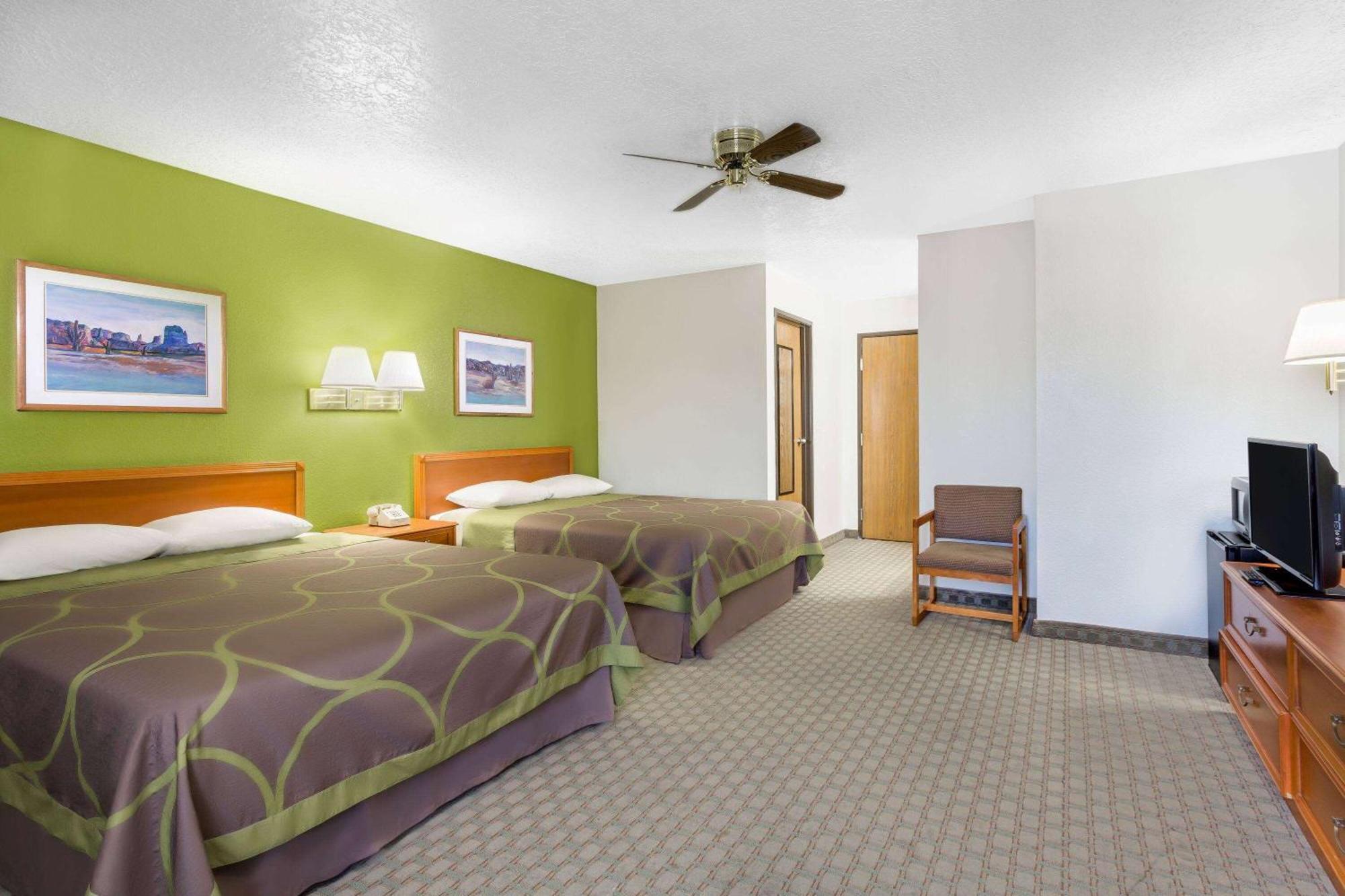 Motel Super 8 By Wyndham Price Exteriér fotografie