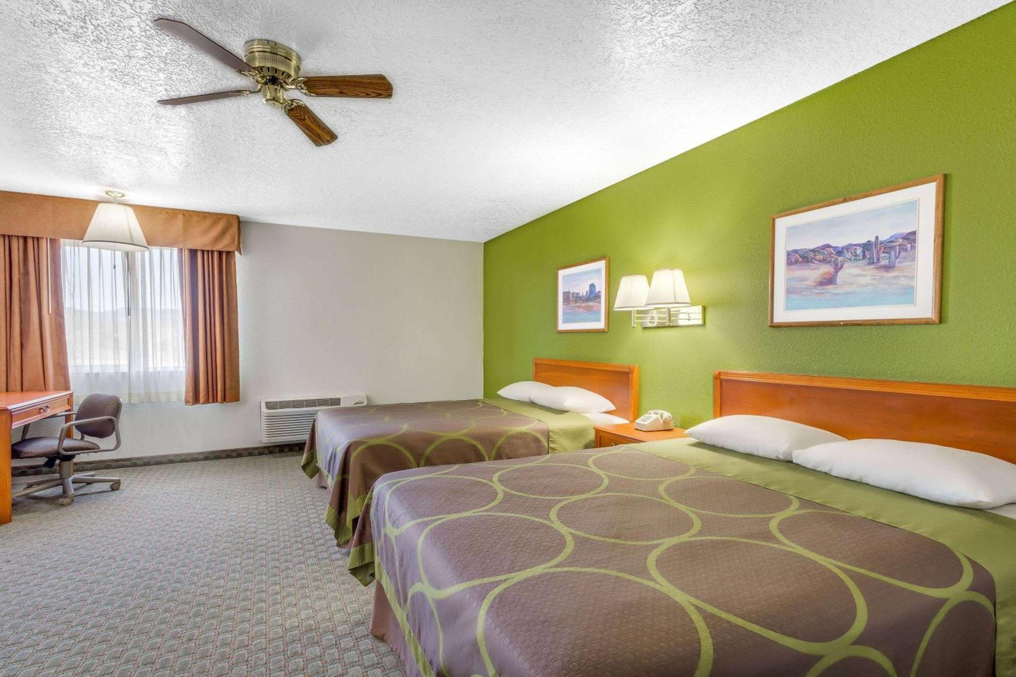 Motel Super 8 By Wyndham Price Exteriér fotografie
